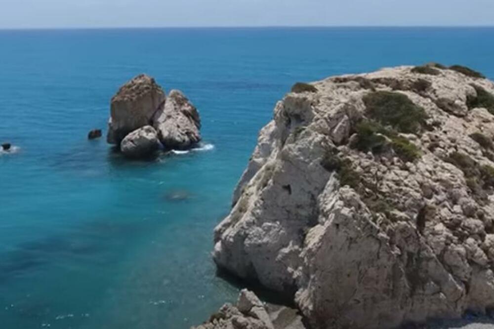 KO OVDE PLIVA, BIĆE OBDAREN VEČNOM LEPOTOM: Afroditina stena je jedna od omiljenih destinacija na Kipru!