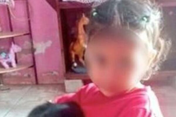 DEVOJČICA (3) SE PROBUDILA NA SOPSTVENOJ SAHRANI! Majka primetila OVO na kovčegu, a onda je usledio NOVI HOROR!