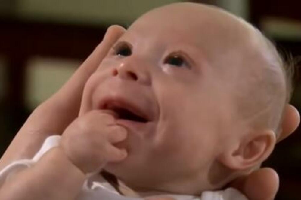 KAD SE RODIO IMAO JE SAMO 450 GRAMA, A SADA MU KUPUJU ODEĆU ZA LUTKE: Potresna priča mališana, PRETUŽNO! (VIDEO)