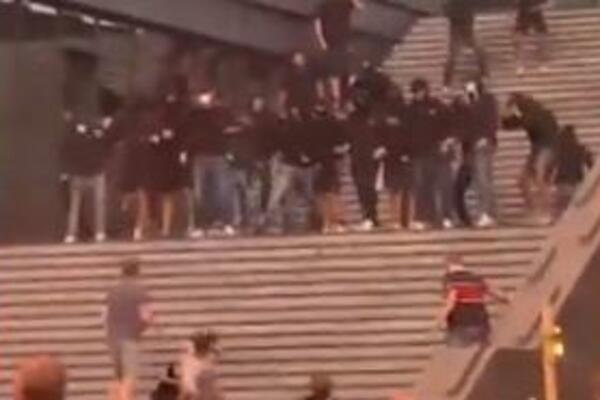 NAVIJAČI FIORENTINE PRAVILI HAOS U ENŠEDEU: Sevale motke, letele stolice, Holanđani im nisu ostali dužni! (VIDEO)