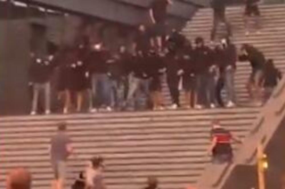 NAVIJAČI FIORENTINE PRAVILI HAOS U ENŠEDEU: Sevale motke, letele stolice, Holanđani im nisu ostali dužni! (VIDEO)