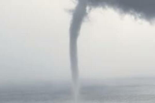 HOROR SCENA NA GRČKIM OSTRVIMA KOJE SRBI VOLE! Natprirodna SILA nosi SVE pred sobom, JEZIVO! (VIDEO)