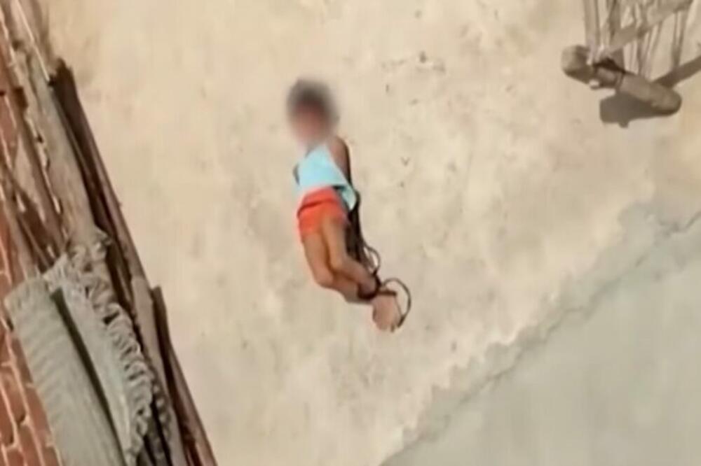 ZAVEZALA DETE ZA KAZNU I OSTAVILA GA DA SE PRŽI NA 42 STEPENA: Komšija sve snimio, video ledi krv u žilama!
