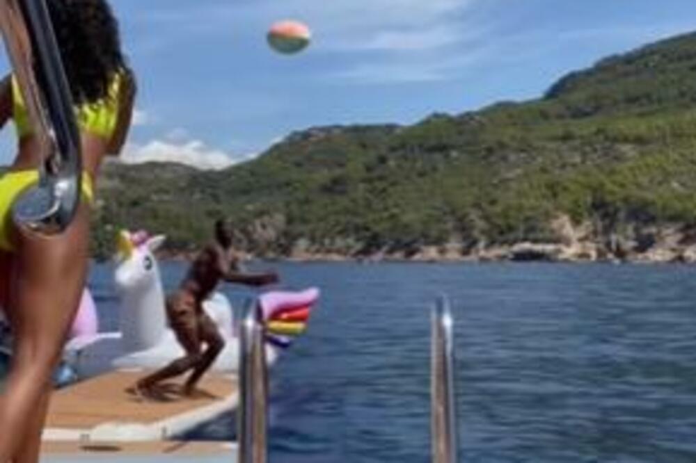 MOGAO DA IGRA I DRUGI SPORT! Kada vidite kako se provodi Dvejn Vejd poželećete da odmah odete na more! (VIDEO)