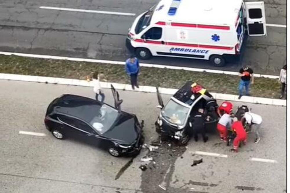 SNIMAK JEZIVE NESREĆE KOD PALATE SRBIJA: Povređenog stavljaju na NOSILA, delovi automobila RASUTI PO PUTU (VIDEO)