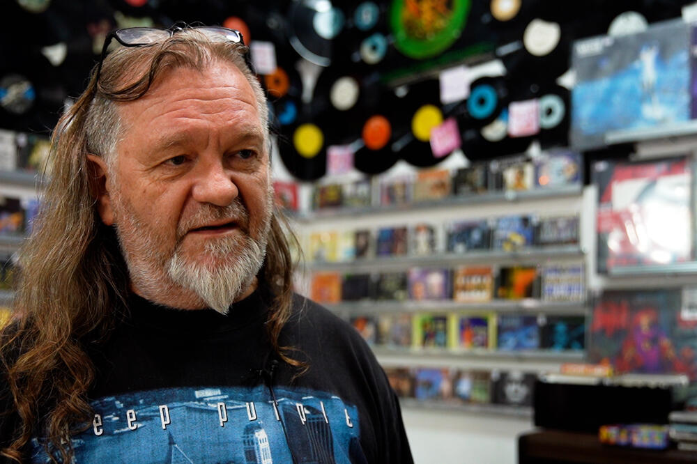 DRAGAN IZ SUBOTICE JE PO STRUCI MEDICINAR, ALI JE NJEGOVA LJUBAV MUZIKA: U radnju mu dolaze i stranci! (VIDEO)