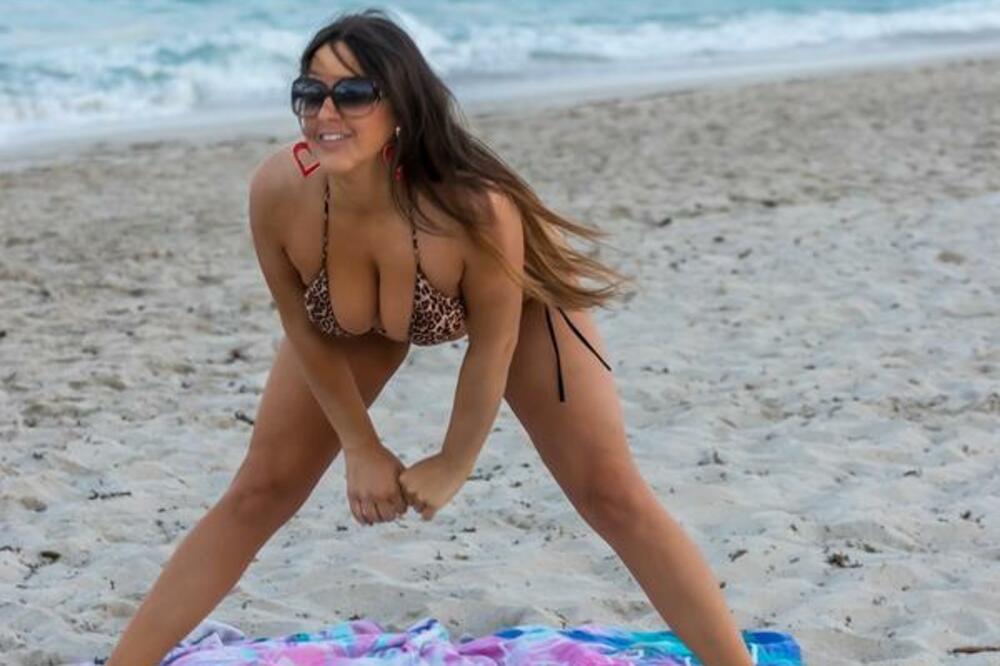 POJAVILA SE NA PLAŽI I RADILA NEŠTO JAKO BEZOBRAZNO: Šok KADROVI POZNATE DAME (FOTO)