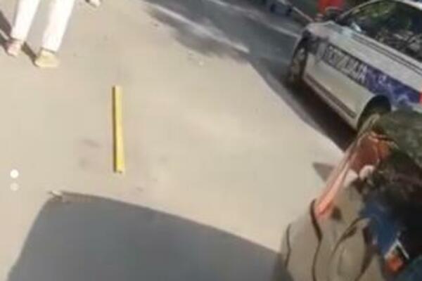 "PARKIRALA SE U PUNOM GASU I POKOSILA ŽENU NA TROTOARU": Šok snimak sa Karaburme, neviđena NEZGODA! (VIDEO)