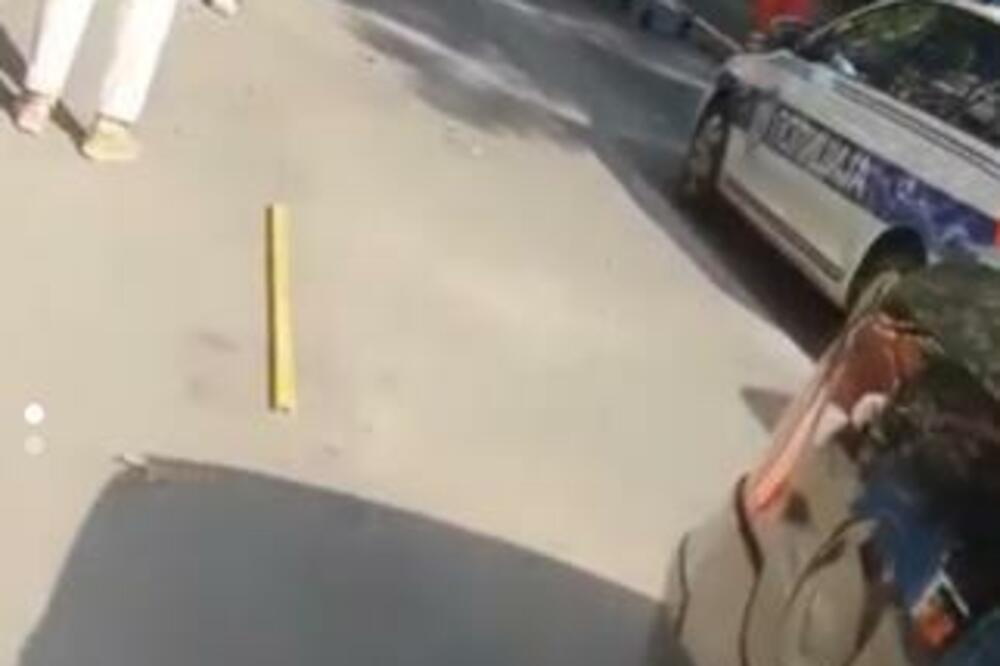 "PARKIRALA SE U PUNOM GASU I POKOSILA ŽENU NA TROTOARU": Šok snimak sa Karaburme, neviđena NEZGODA! (VIDEO)