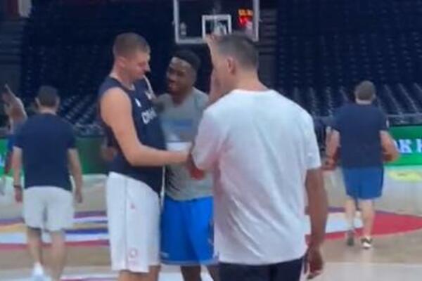 JOKIĆ PRVI IZAŠAO NA TEREN! Pogledajte susret njega i Adetokumba (VIDEO)