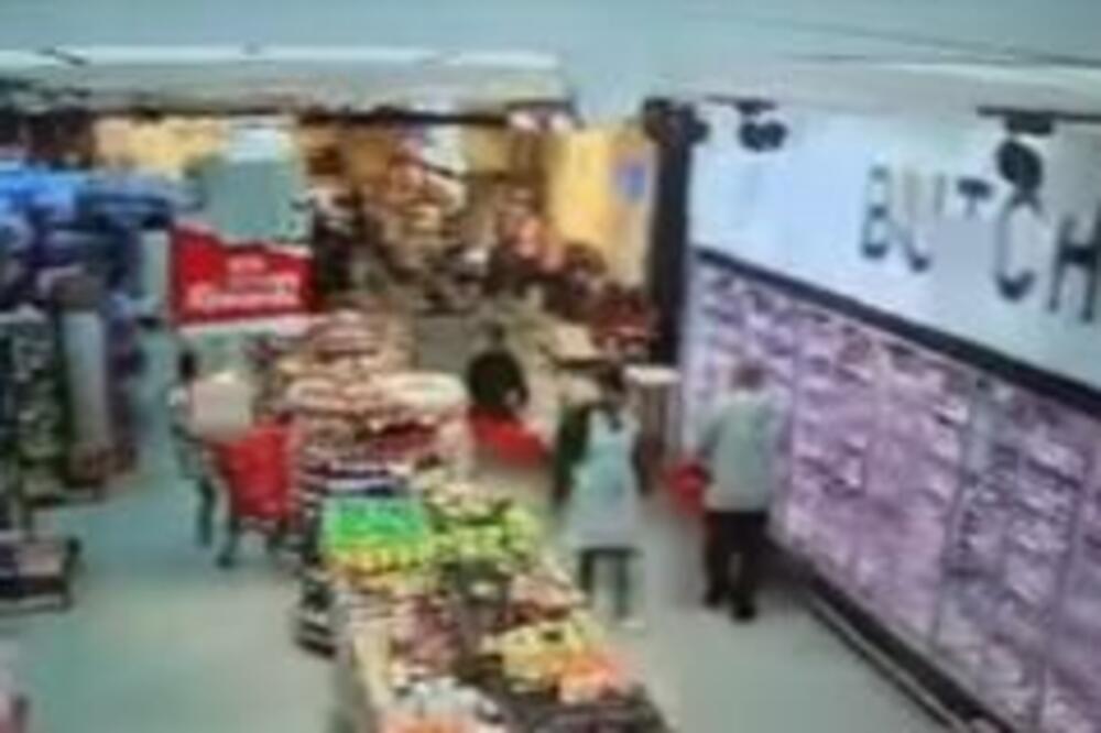 SNIMAK OD KOGA SE LEDI KRV U ŽILAMA PRIKAZUJE SCENU IZ NOĆNIH MORA: Okrenula je leđa samo na 10 SEKUNDI! (VIDEO)