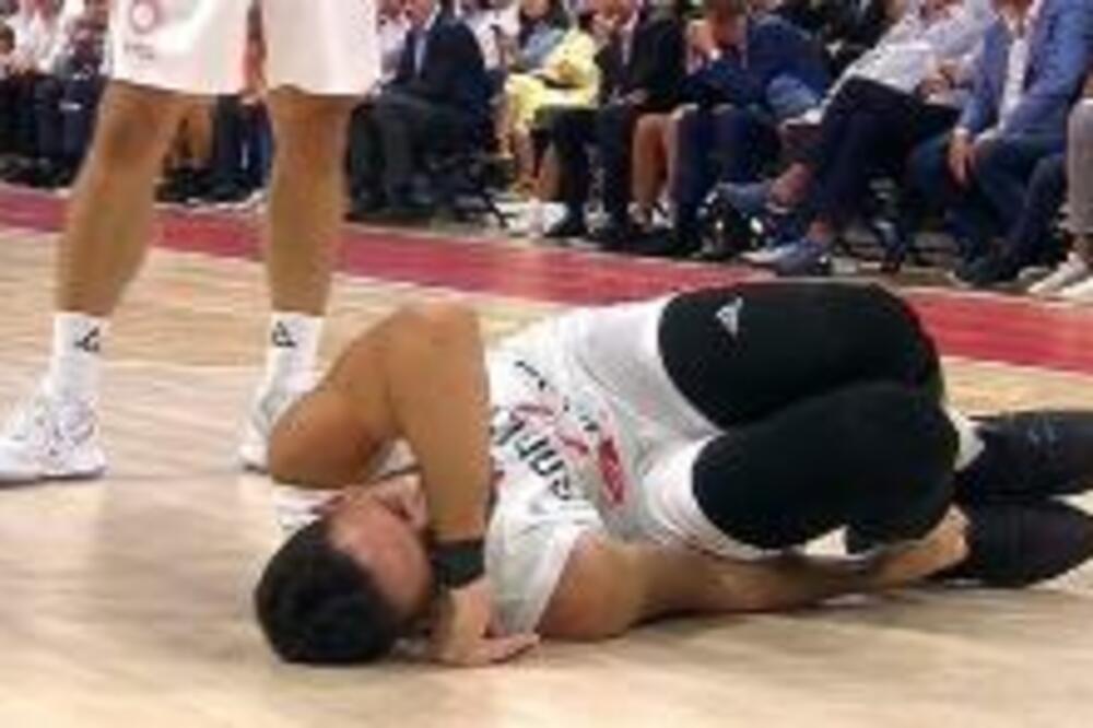 VASILIJE MICIĆ SE DRŽI ZA ZGLOB, CELA ARENA ZAMUKLA! Izneli ga sa parketa! (FOTO)