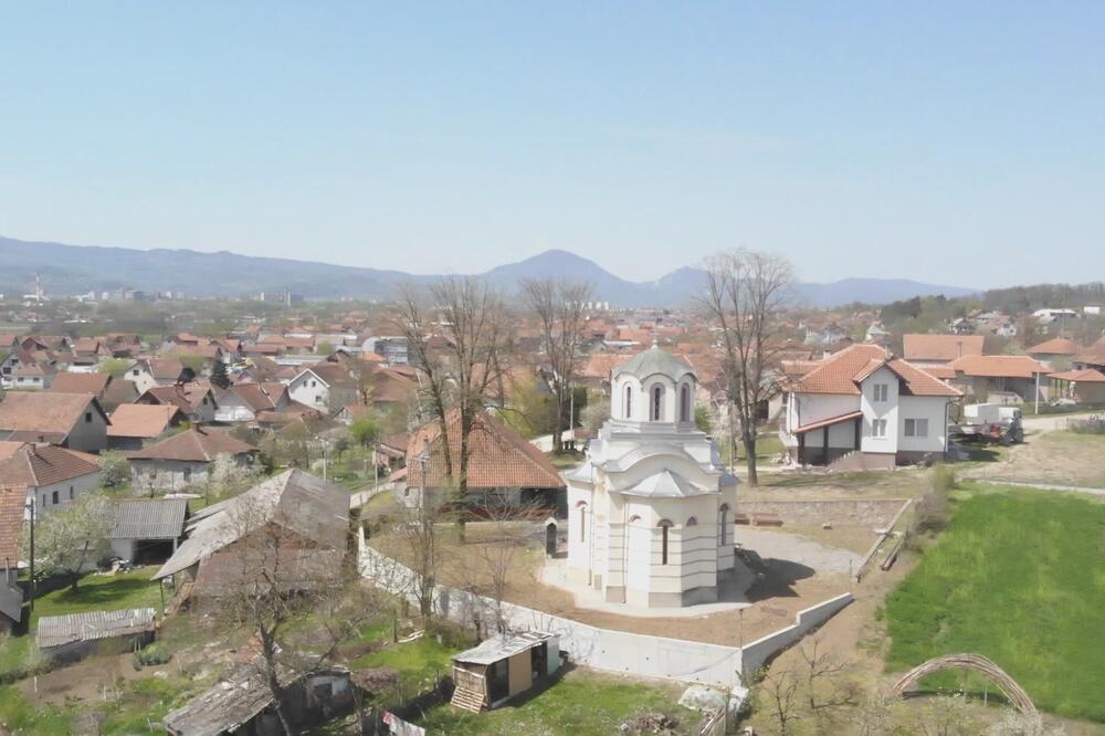 SRAMNA SCENA U CRKVI KOD ČAČKA: Lopov pokušao da iznese relikvije i NOVAC, pajserom razbio prozor, pa ga kamenovao!