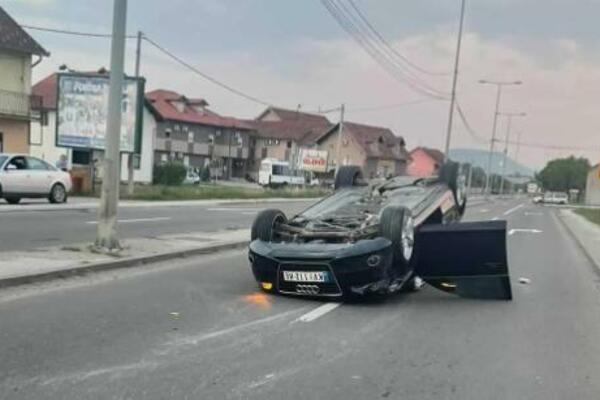 KARAMBOL KOD KRALJEVA: Sudarila se tri automobila, jedan završio na KROVU! (FOTO)