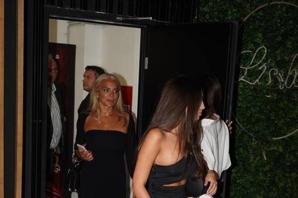 ATRAKTIVNA PLAVUŠA JE MAJKA NAŠEG MUZIČARA! Muškarci ODLEPE kad je vide, bolja od PAMELE ANDERSON! (FOTO)