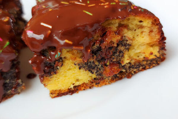 RECEPT ZA NAJPOPULARNIJI KOLAČ SA MAKOM: Pravi se za 3 minuta, SAMO GA ZAMUTITE (VIDEO)