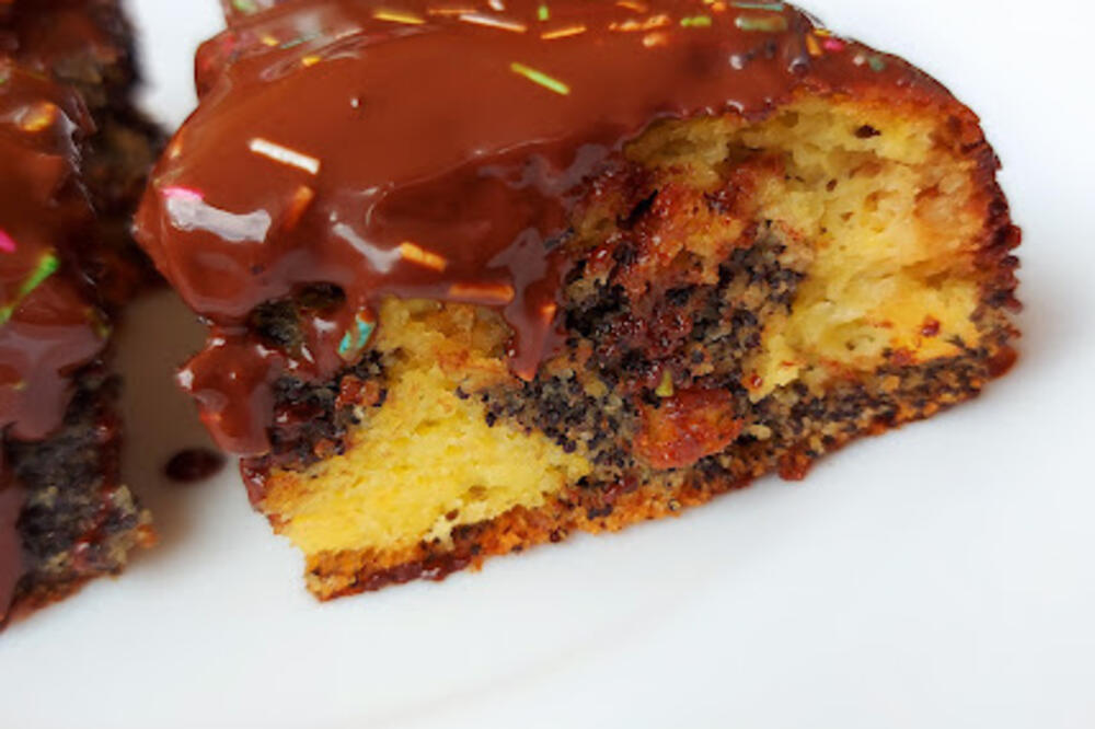 RECEPT ZA NAJPOPULARNIJI KOLAČ SA MAKOM: Pravi se za 3 minuta, SAMO GA ZAMUTITE (VIDEO)