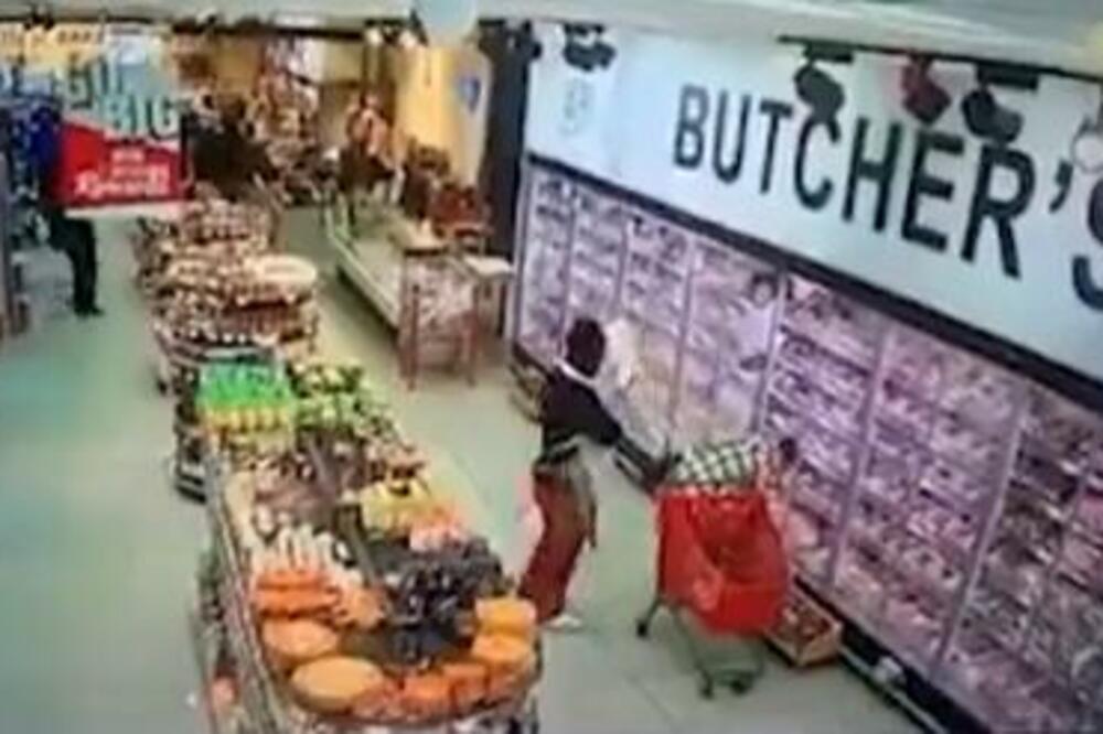 RADNIK IZ PRODAVNICE OTEO DANIJELI BEBU, SVE JE SNIMLJENO: Okrenula se samo na sekund, a to je bilo dovoljno!