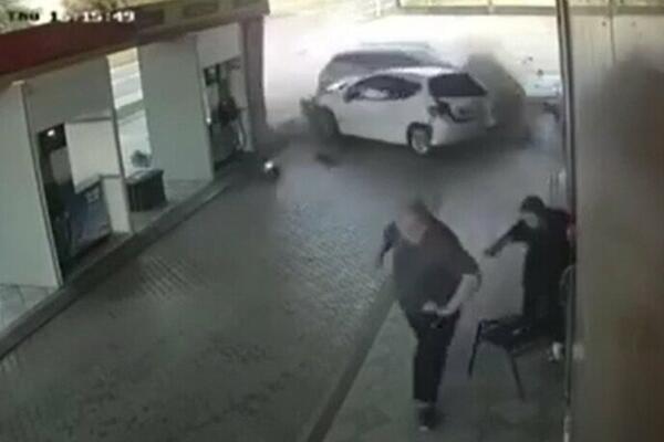 KAKAV SUDAR NA BENZINSKOJ PUMPI: Scena je kao iz FILMA, zakucao se u parkirano vozilo, a onda je usledio HAOS!