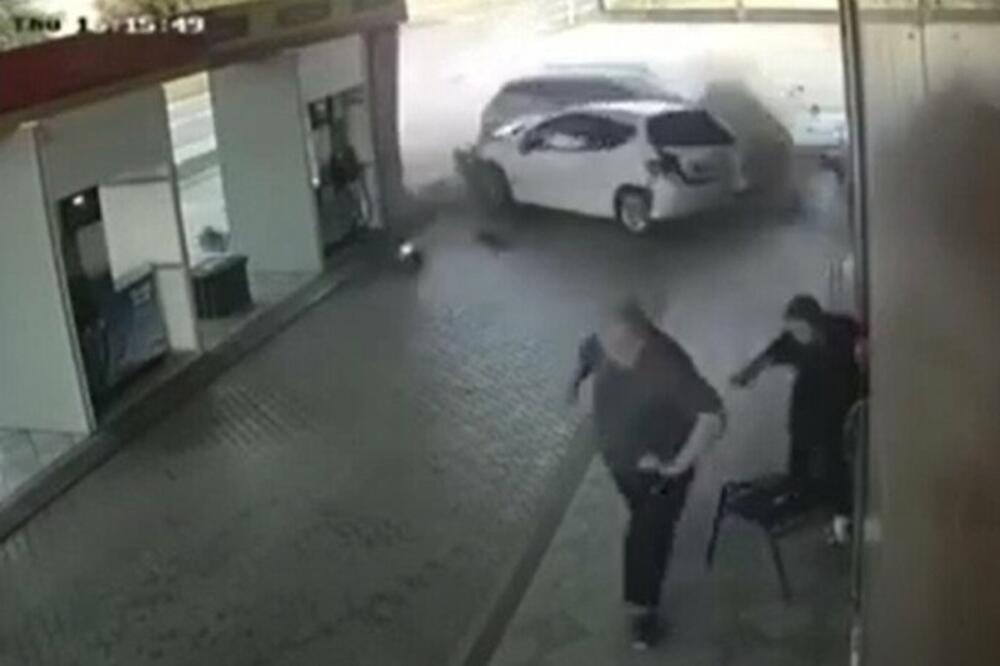 KAKAV SUDAR NA BENZINSKOJ PUMPI: Scena je kao iz FILMA, zakucao se u parkirano vozilo, a onda je usledio HAOS!