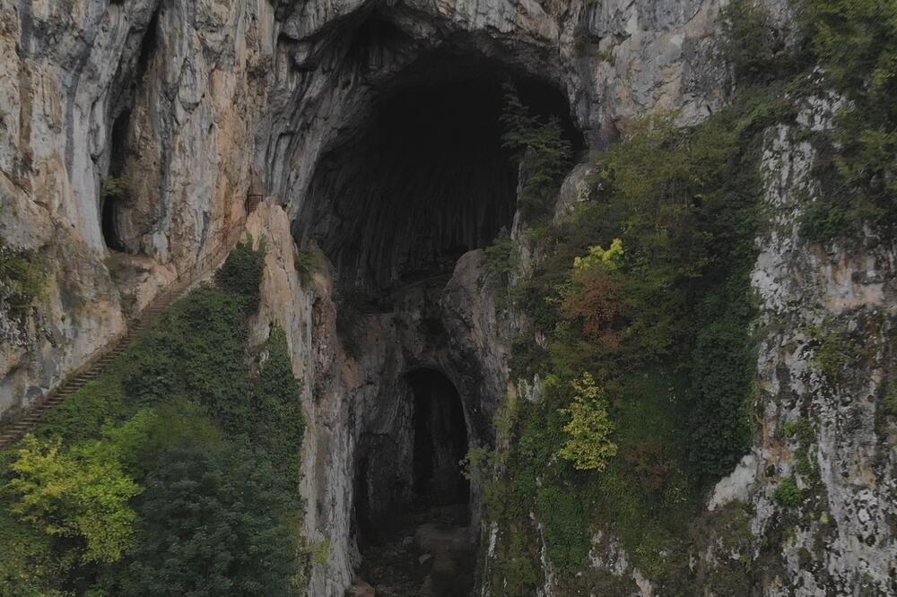 U OBLIKU JE POTKOVICE I VERUJE SA DA JE ČUVAJU ZMAJEVI: dragulj od 700 STEPENIKA nalazi se nedaleko od UŽICA (FOTO)