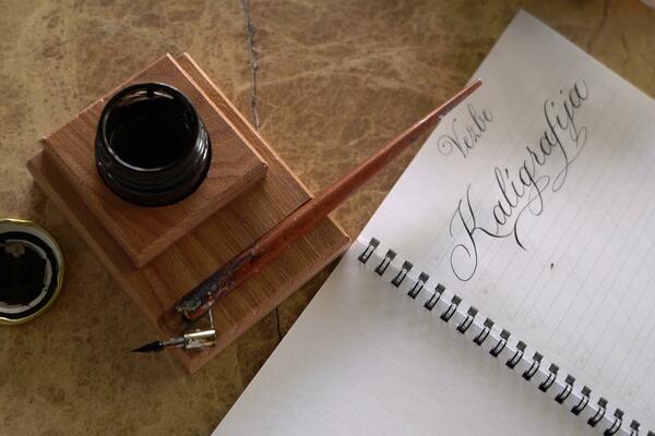 ANASTASIJA VEĆ DECENIJU NEGUJE I RAZVIJA VEŠTINU LEPOG PISANJA: Kaže da su za KALIGRAFIJU najvažnije ljubav i vežba