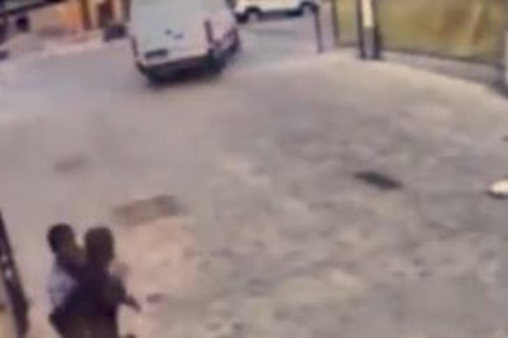 UŽAS U CENTRU BRISELA: Kombijem ULETEO u baštu kafića, ima POVREĐENIH! (FOTO/VIDEO)