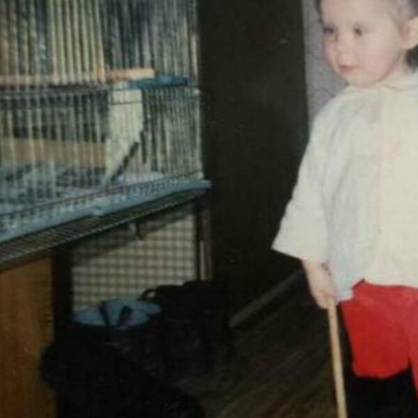 NJENA SLIKA IZ DETINJSTVA JE 17 GODINA KRILA JEZIVU STVAR: Nije ni znala ko je IZA NJE (FOTO)