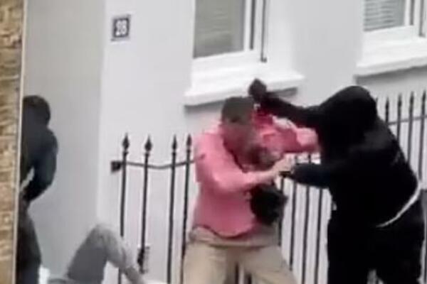 PENZIONERKA SE SA ŠTAPOM ZA HODANJE SUOČILA SA PLJAČKAŠIMA SA NOŽEVIMA: Ono što je rekla će POSMRAMITI SVE! (VIDEO)