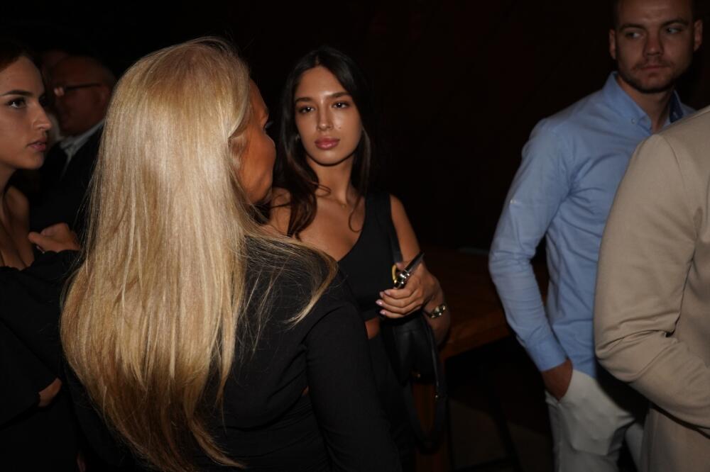 KAKVA JE ZVERKA VOJAŽEVA KEVA! Pokazao je JAVNO, ni Pamela joj nije ravna: Izgleda kao PRAVA IKONA LEPOTE! (FOTO)