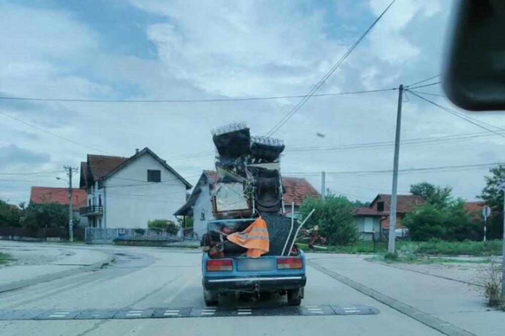 "PLAŠIO SAM SE DA SE NE PREVRNE NA KRIVINI": Ljudi ZINULI zbog OVOG prizora, čovek UPRTIO pola Čačka na LADU! FOTO