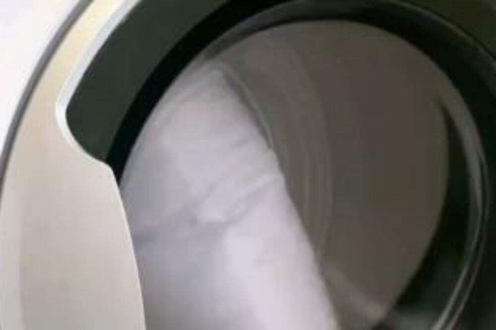 JEDNOSTAVAN, A EFIKASAN TRIK ZA PRANJE JASTUKA: Evo kako mašina za sudove može da vam pomogne! (VIDEO)