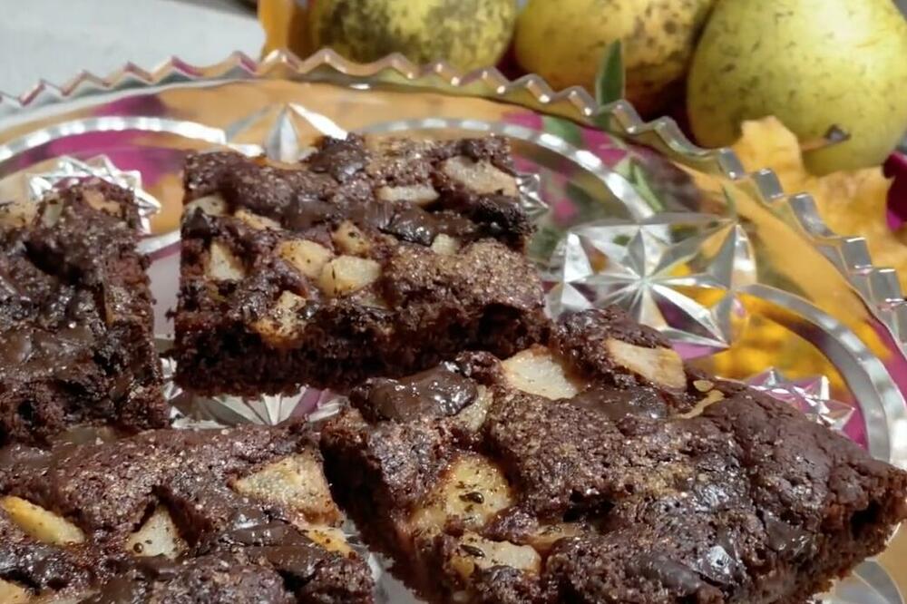 ČOKOLADNI KOLAČ SA KRUŠKAMA: Poslastica koja će vam zasladiti vikend (RECEPT)