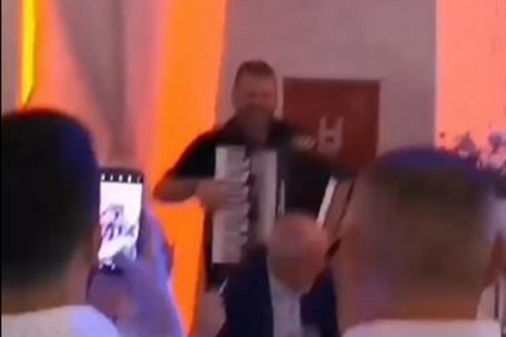 NAVIJAČI ĆE SE ODUŠEVITI! Željko Obradović naručio znanu pesmu, A ONDA KRENUO DA KITI MUZIKU SA PARAMA! (VIDEO)