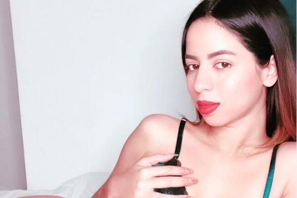 VRELA AKCIJA U PRENOSU UŽIVO! Promenila je izraz lica u sekundi, ljudi gledali šta joj radi s leđa, SKANDALOZNO!