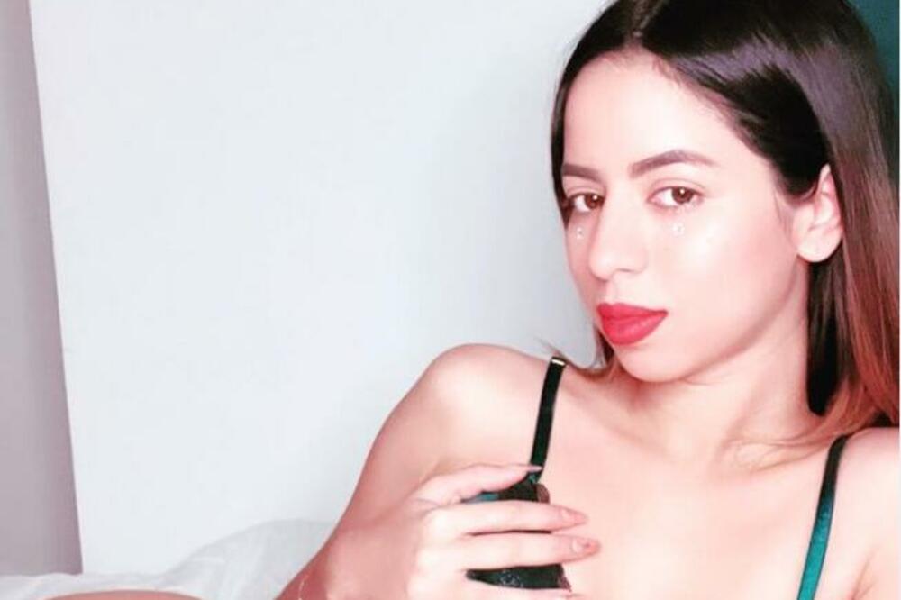 VRELA AKCIJA U PRENOSU UŽIVO! Promenila je izraz lica u sekundi, ljudi gledali šta joj radi s leđa, SKANDALOZNO!