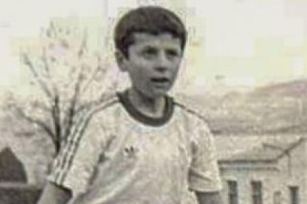 IZAŠLA SLIKA SRPSKOG POLITIČARA IZ DETINJSTVA: Nedavno je imao TEŠKU NESREĆU, da li ga prepoznajete?!