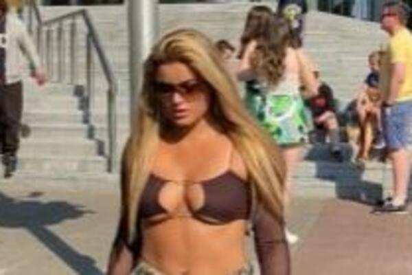 MISICA POKAZALA GOLE GRUDI NASRED ULICE, PREKO INTIME SAMO KANAP! Smeje se dok je gledaju (VIDEO)