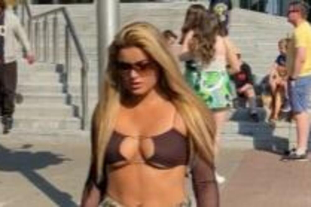 MISICA POKAZALA GOLE GRUDI NASRED ULICE, PREKO INTIME SAMO KANAP! Smeje se dok je gledaju (VIDEO)