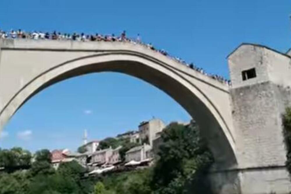 TRINAESTOGODIŠNJA DEVOJČICA ODUŠEVILA HRABROŠĆU: Skočila sa starog mosta u Mostaru, odakle joj samo SMELOST? VIDEO