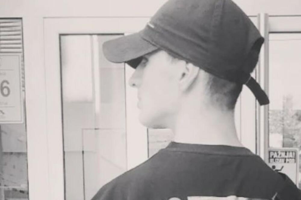 SRPSKI REPER SKINUO ODEĆU PA SE JAVNO SNIMAO: Nije želeo da se KRIJE, pokazao TELO, pa krenu da obavlja RADNJU!