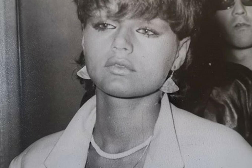 Slavna Beograđanka objavila sliku staru 4 decenije sa svadbe Olivera Mandića i NEMA ŠANSE DA JE PREPOZNATE! (FOTO)