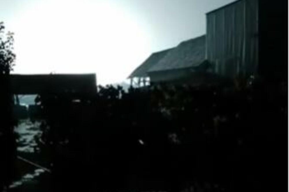 STRAŠAN SNIMAK UDARA GROMA U DALEKOVOD KRUŽI INTERNETOM: Zablještao Lajkovac! (VIDEO)