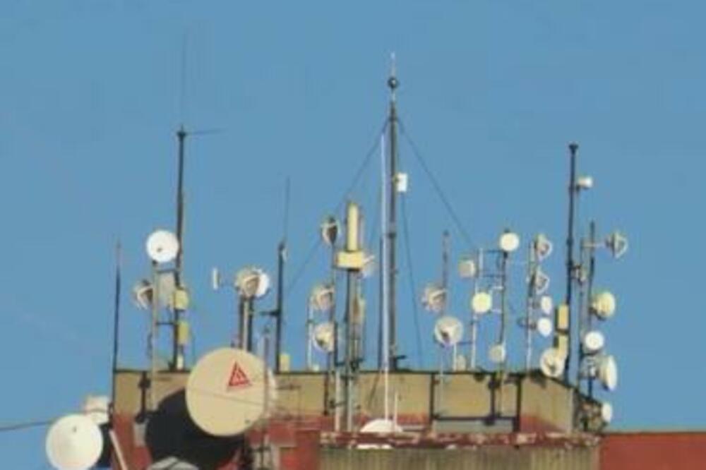 KROV ZGRADE NA NOVOM BEOGRADU PREPUN ANTENA! Više ni igla ne može da se zabode, IMA LI RAZLOGA ZA BRIGU? (FOTO)