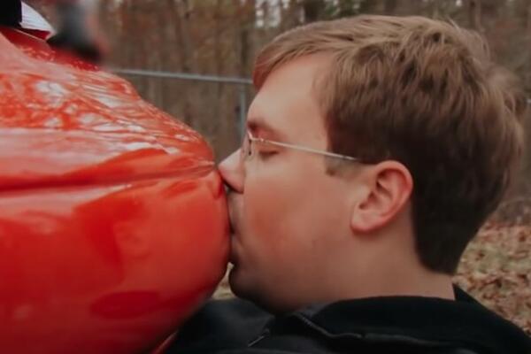 NEĆETE VEROVATI S KIM OVAJ ČOVEK VODI LJUBAV! Izašao i snimak VRELOG ODNOSA, NAGINJE SE PREKO I RADI OVO (VIDEO)