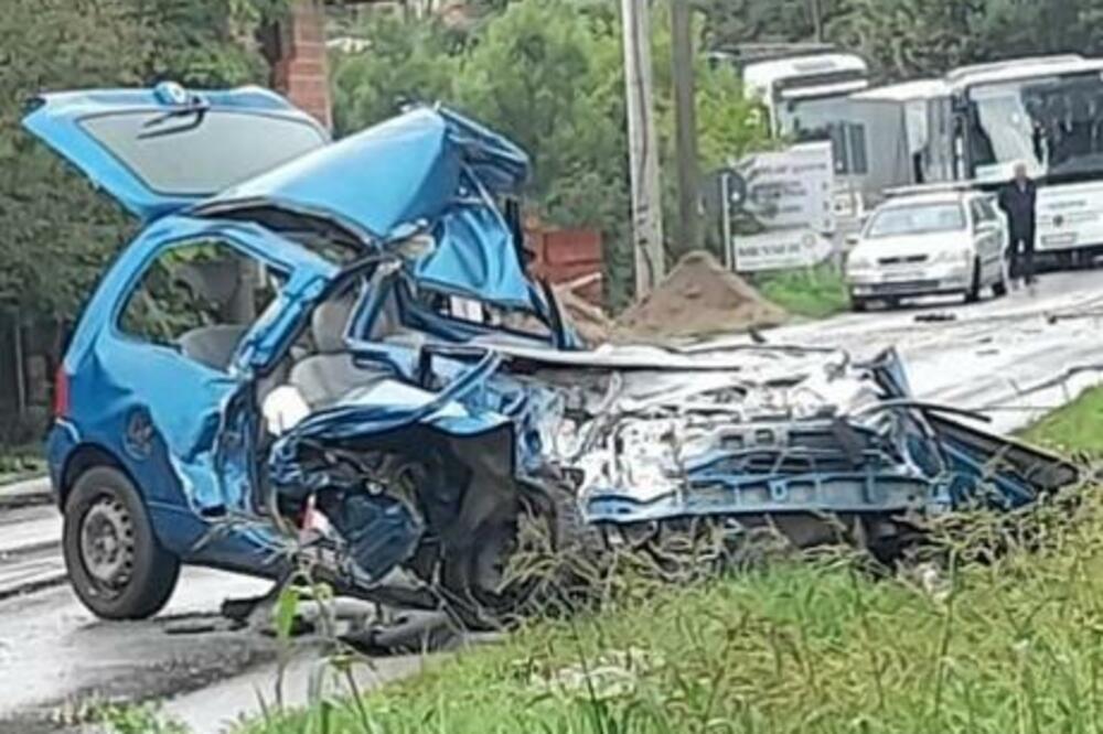 PODLETELE POD KAMION, AUTO ZAVRŠIO KOD ZADNJEG TOČKA: Majka poginula na mestu, ćerke teško povređene