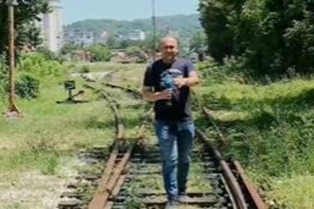 ZVEZDA "UGMIZALA" U KADAR: Novinar SNIMAO prilog kad mu se ONA obmotala oko NOGE, ukopao se u TRENUTKU! (VIDEO)