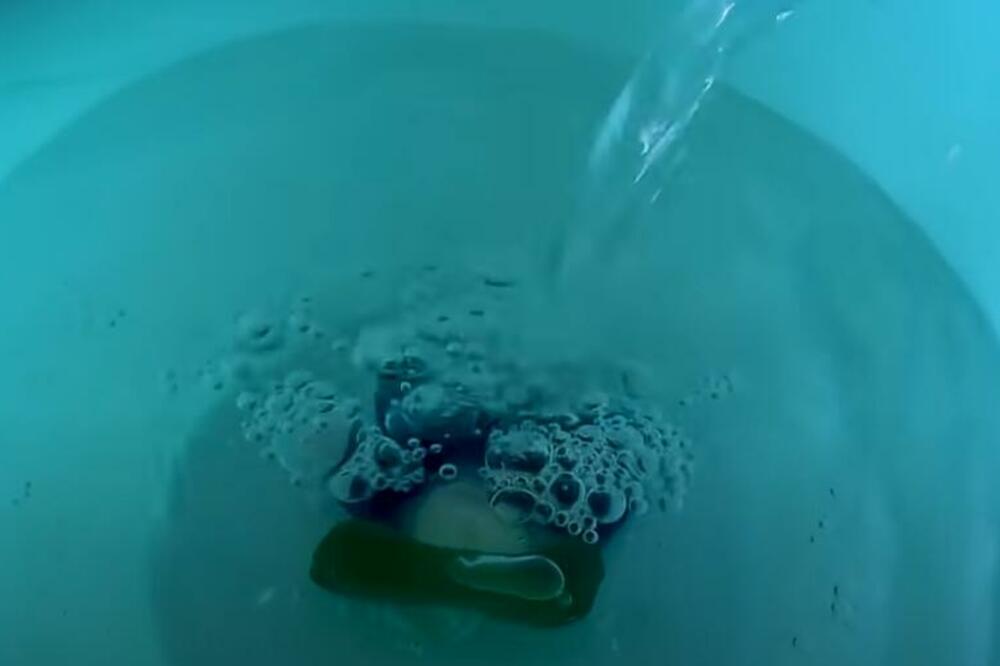 TRIK KOJI ŠTEDI VREME, A EFEKAT JE FASCINANTAN: Na ovaj način se tepih čisti prosto SAVRŠENO!