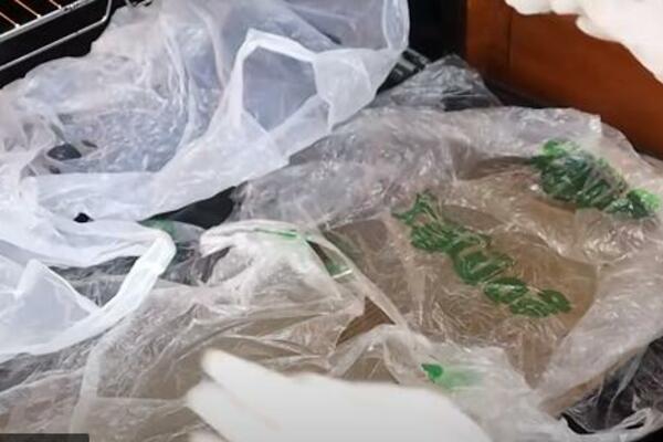 RIBANJU I ČETKAMA JE DOŠAO KRAJ: Evo kako da očistite rernu uz pomoć plastičnih kesa! (VIDEO)