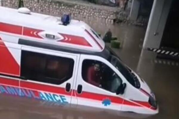 OLUJNO NEVREME POGODILO MAKEDONIJU: Apokaliptične slike na ulicama, vozila PLUTAJU, sazvan HITAN SASTANAK! (VIDEO)